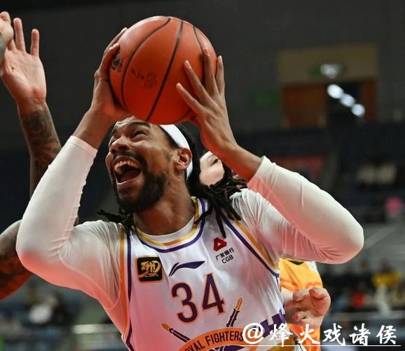 萨林杰末节抛投点燃主场,广东如何用这套新“皮带”将广州防线彻底拉开? 萨林杰末节抛投点燃主场,广东如何用这套新“皮带”将广州防线彻底拉开?